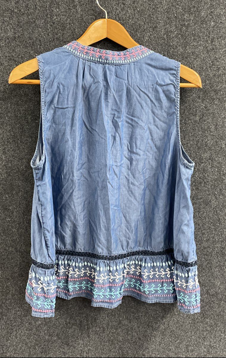 Women's Size XL Blue Crown & Ivy Tassel Denim Style Shirt