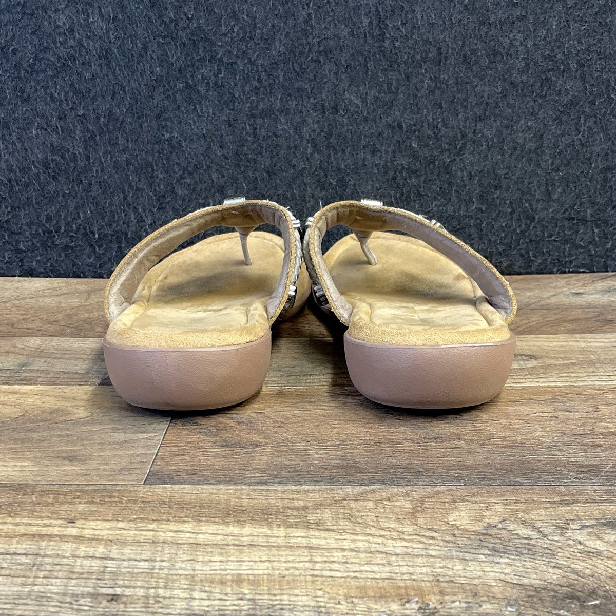 Minnetonka Silverthorne Metallic Champagne Leather Medallion Sandal Size 8M