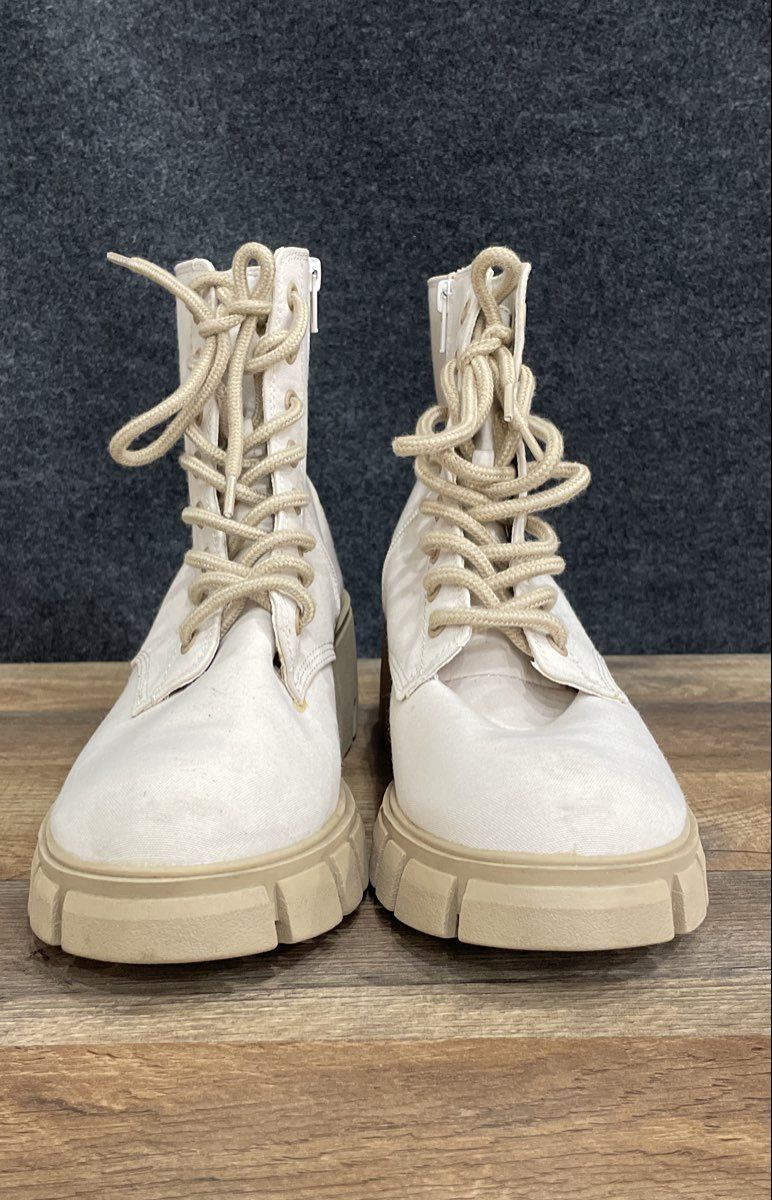Universal Thread White Canvas Lug Sole Combat Boots Women's Size 10