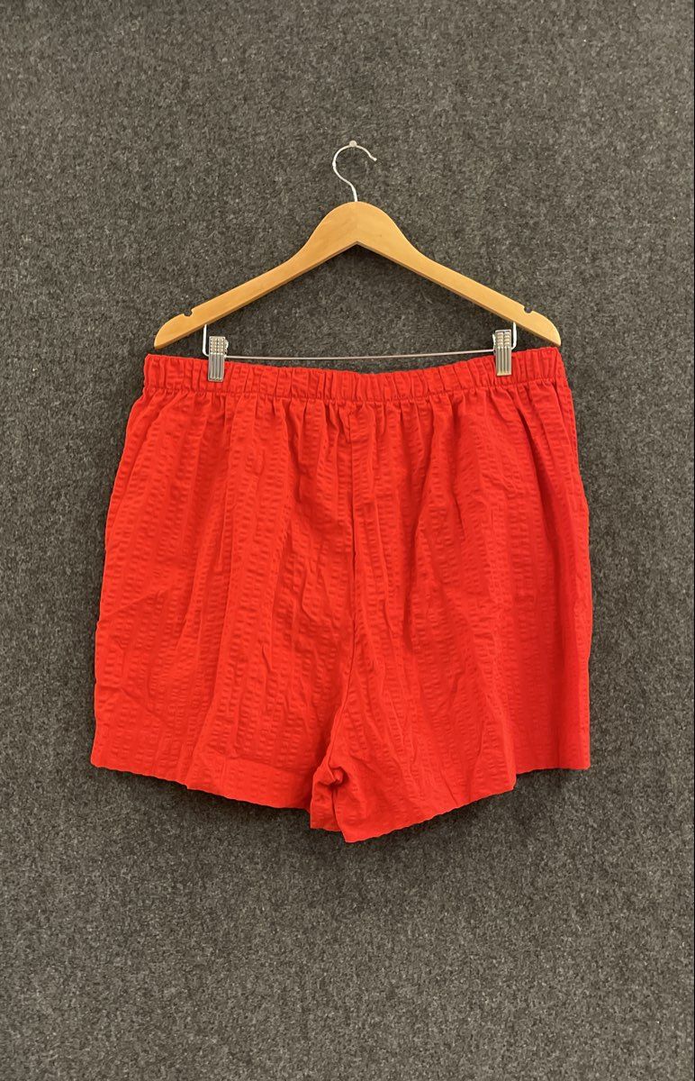 Torrid Women's Red Seersucker Shorts Elastic Waist Button Detail Sz 1 14-16 NWT