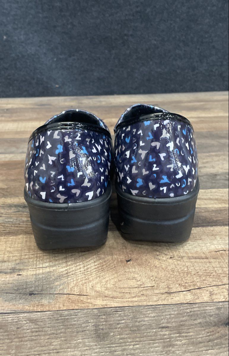 EasyWorks by Easy Street Lyndee Navy Heart Slip Resistant Clogs Size 11M