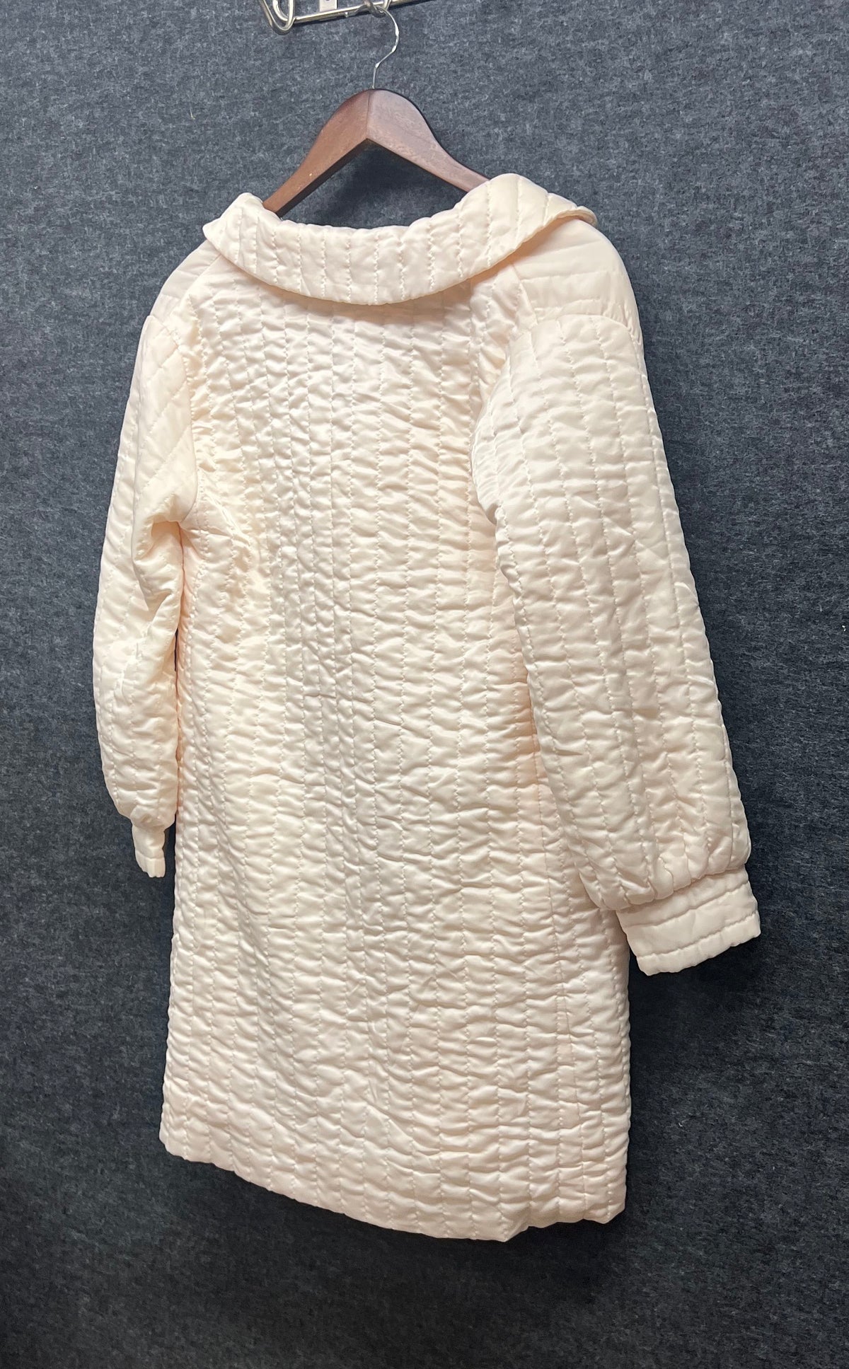 Vintage 70s Women's Peach Quilted Button Up Bed Jacket Robe Textured
