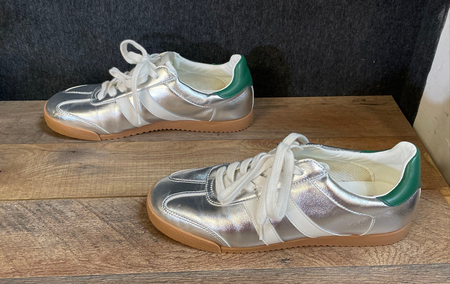 Steve Madden Metallic Silver Green White Low Top Soccer Sneakers Women's Size 10