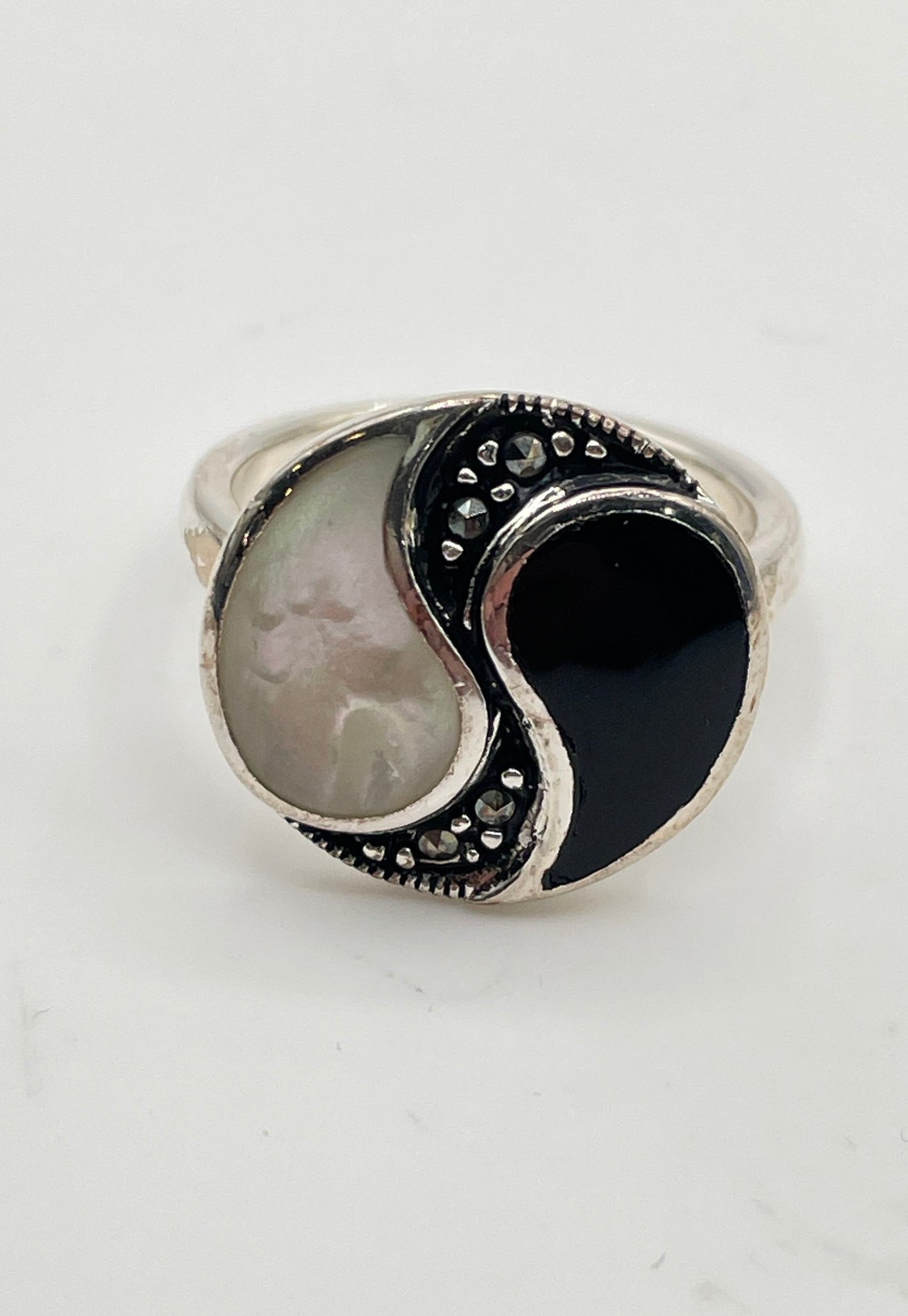 925 Sterling Silver Mother of Pearl Black Onyx Marcasite Yin Yang Ring 5.6g