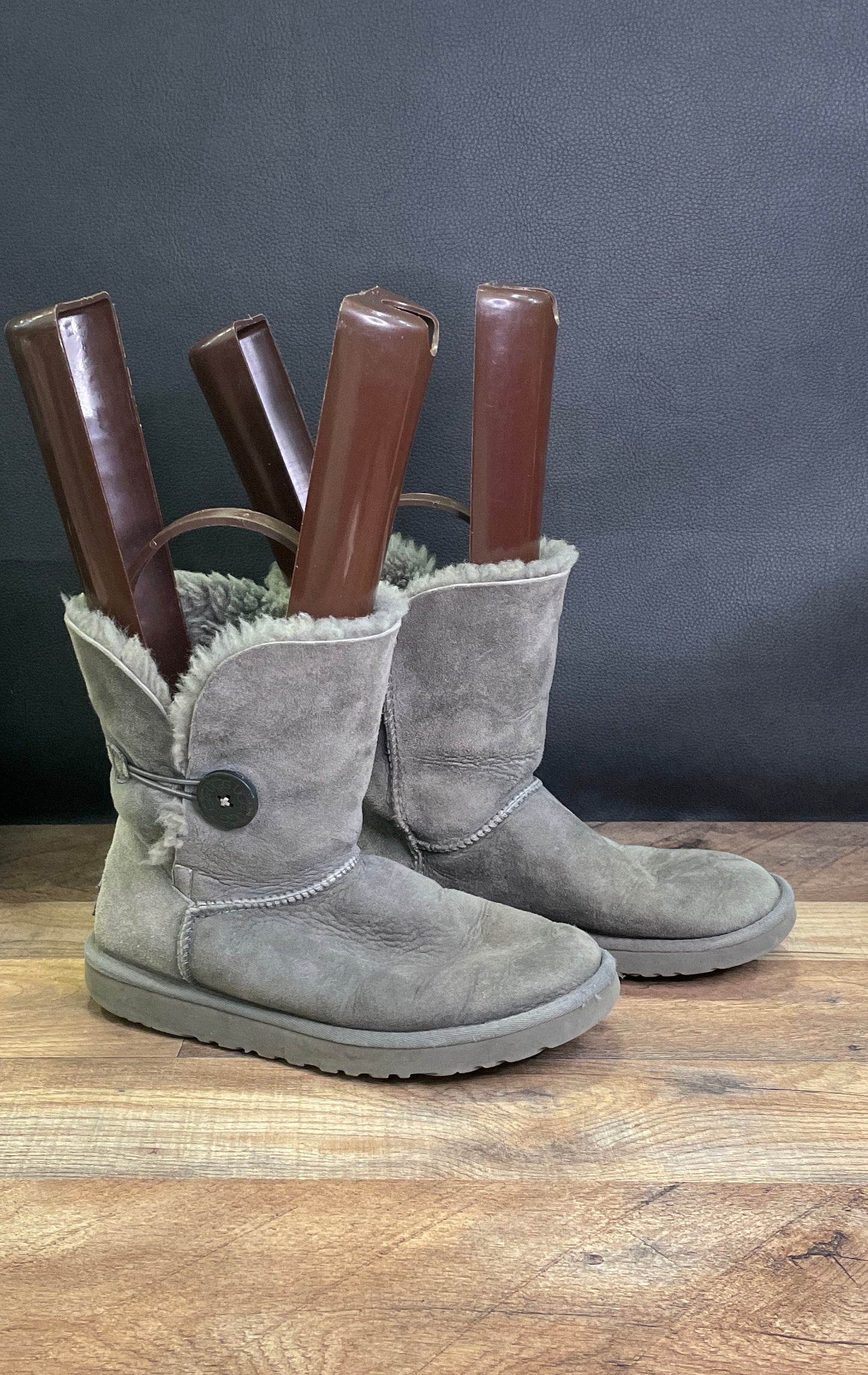 UGG Australia Bailey Button 5803 Grey Suede Sheepskin Boots Women's Size 8