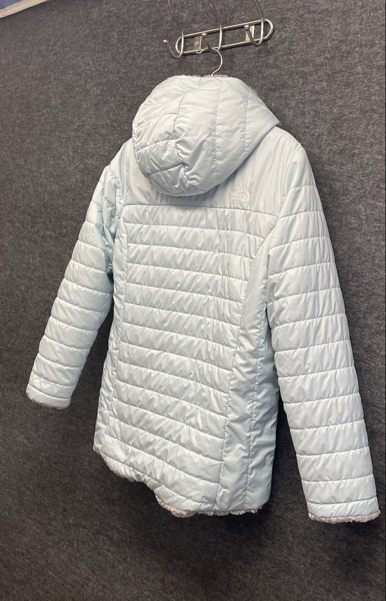 The North Face Women's Reversible Mossbud Swirl Hooded Puffer Jacket Lt Blue