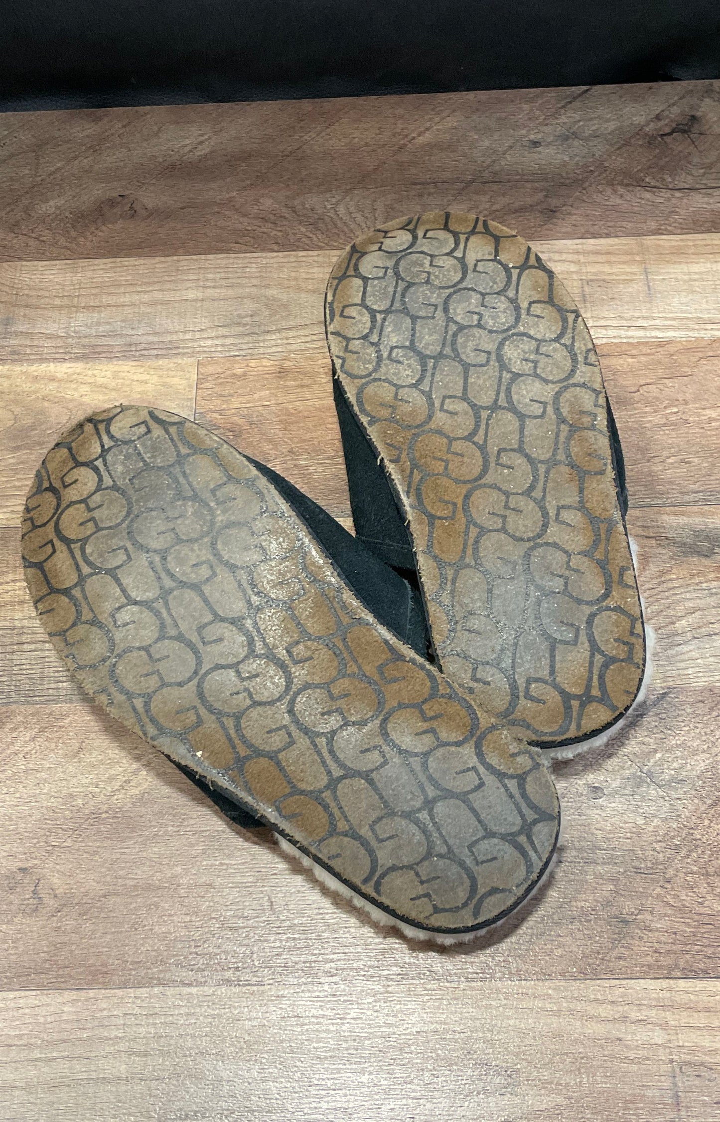 UGG Scuff Black Suede Sheepskin Lined House Slippers Men's Size 11