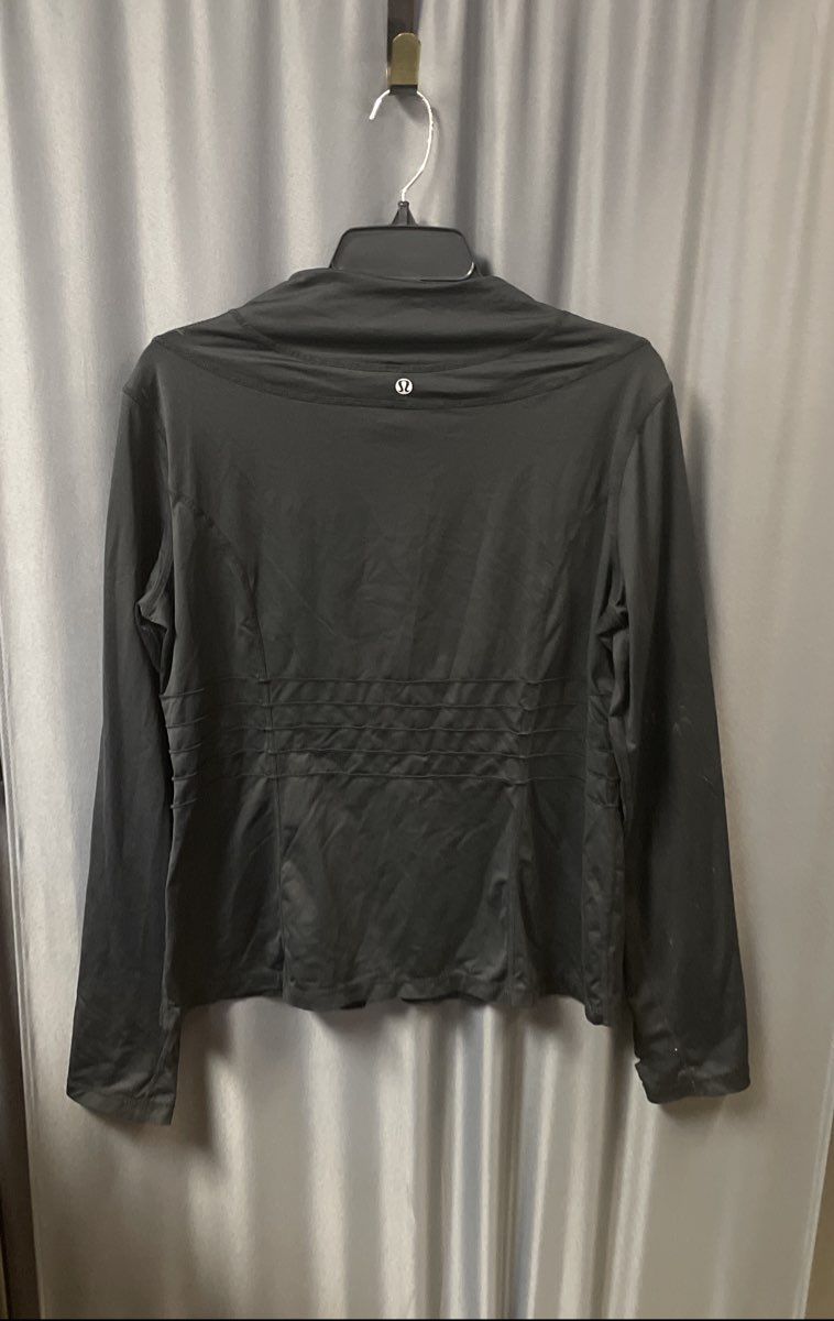 Lululemon Women's Black Long Sleeve Pintuck Athleisure Top Thumbholes Sz Large