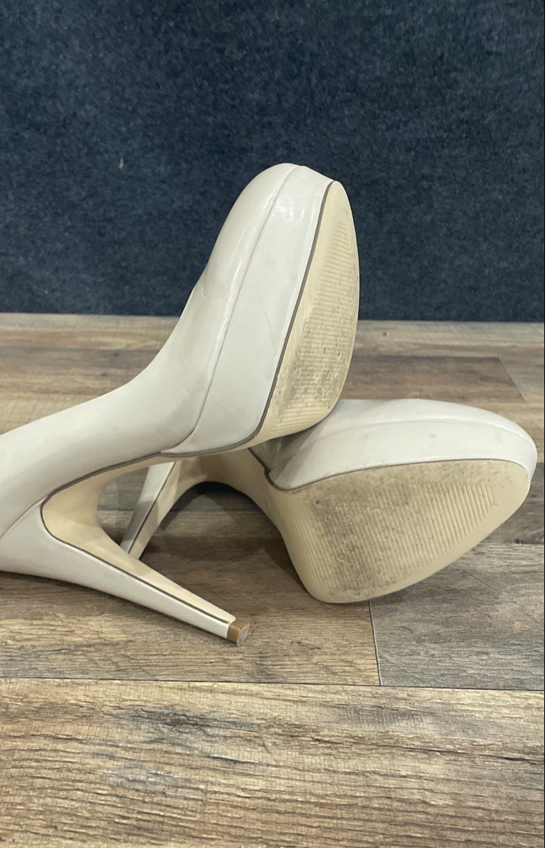 G by Guess Off White Patent Platform Pumps Round Toe Stiletto Heels Size 10