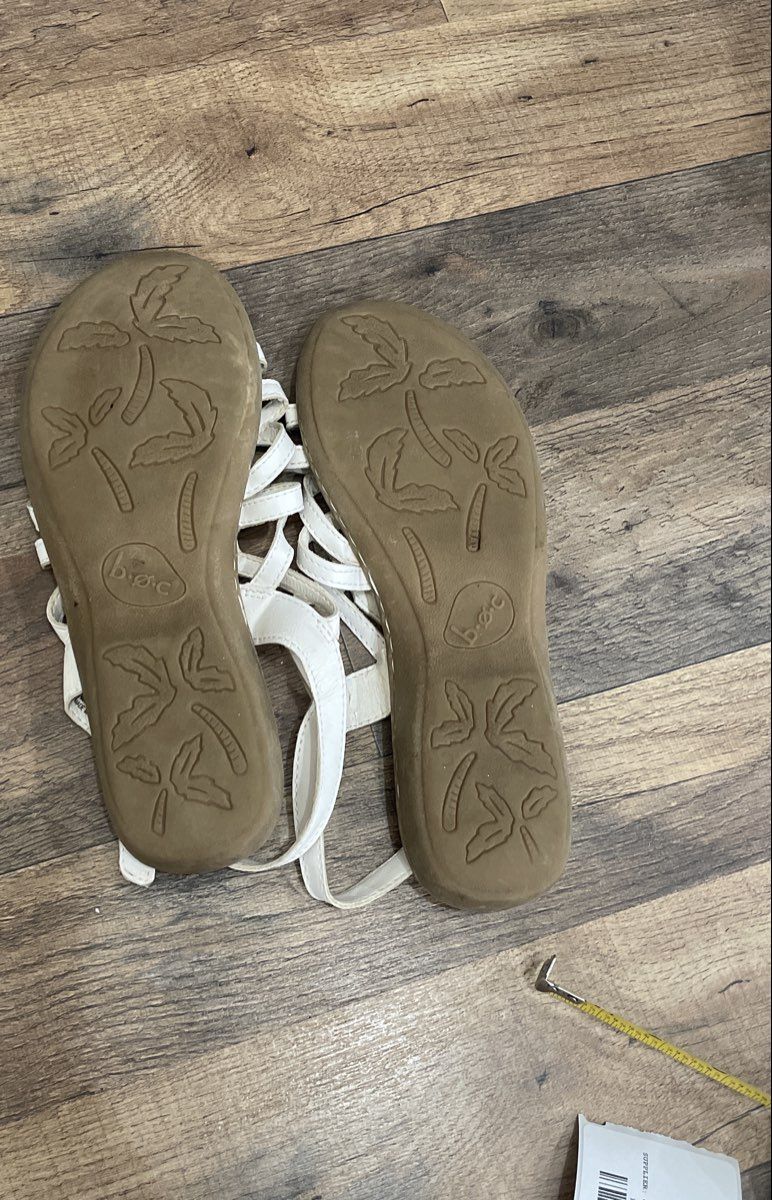 b.o.c. Tobi White Strappy Buckle Flat Sandals Women's Size 8M