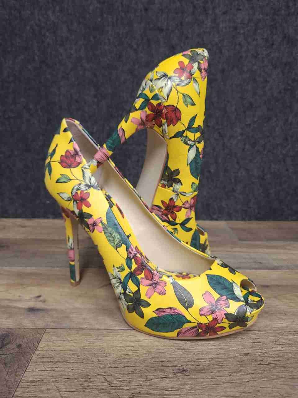 Guess Honora Yellow Floral Multi Peep Toe Platform Pumps Heels Size 10