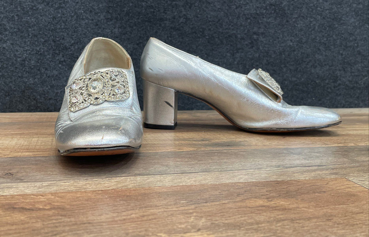 Vintage 70s Woodward & Lothrop Silver Rhinestone Buckle Heels Size 9.5