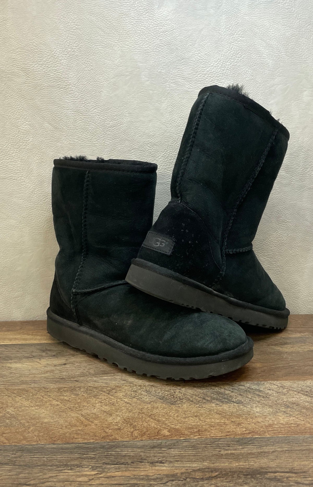 UGG Classic Short II Black Suede Sheepskin Boots Women's Size 8