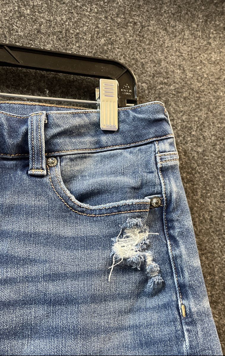 American Eagle Women's Blue The Dream Short Distressed Raw Hem Denim Sz 10
