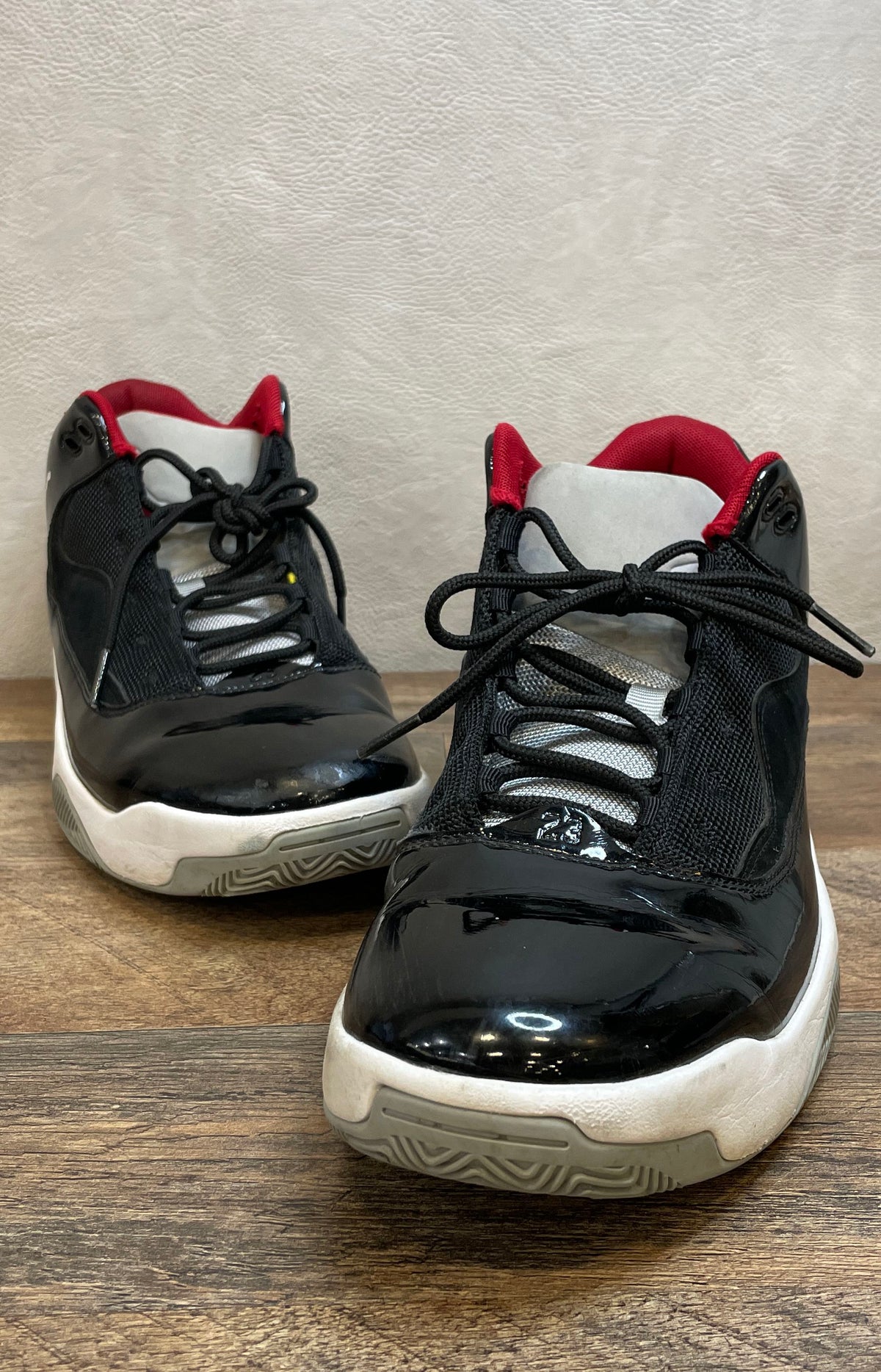 Nike Jordan Max Aura 2 Black Gym Red White Basketball Sneakers Size 9.5