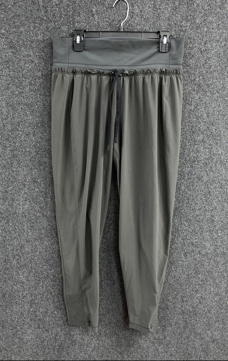 Athleta Women's Gray Cabo Jogger High Rise Ruffle Waist Smocked Cuff Pants Sz M