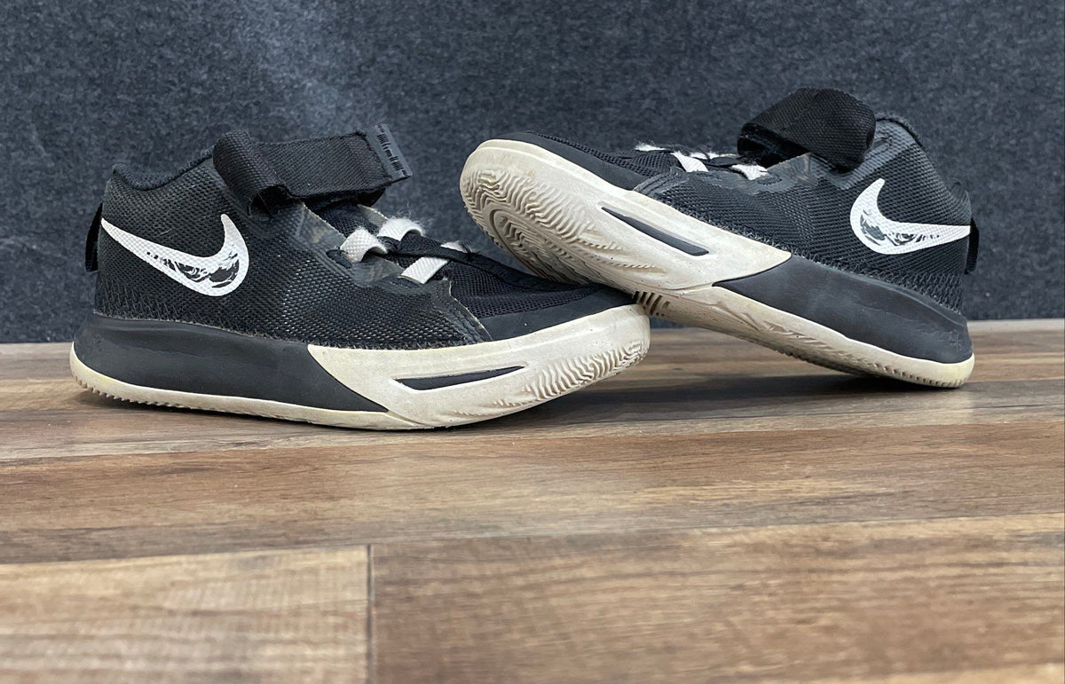 Nike Kyrie Flytrap 3 Black White Youth Basketball Shoes Size 2Y