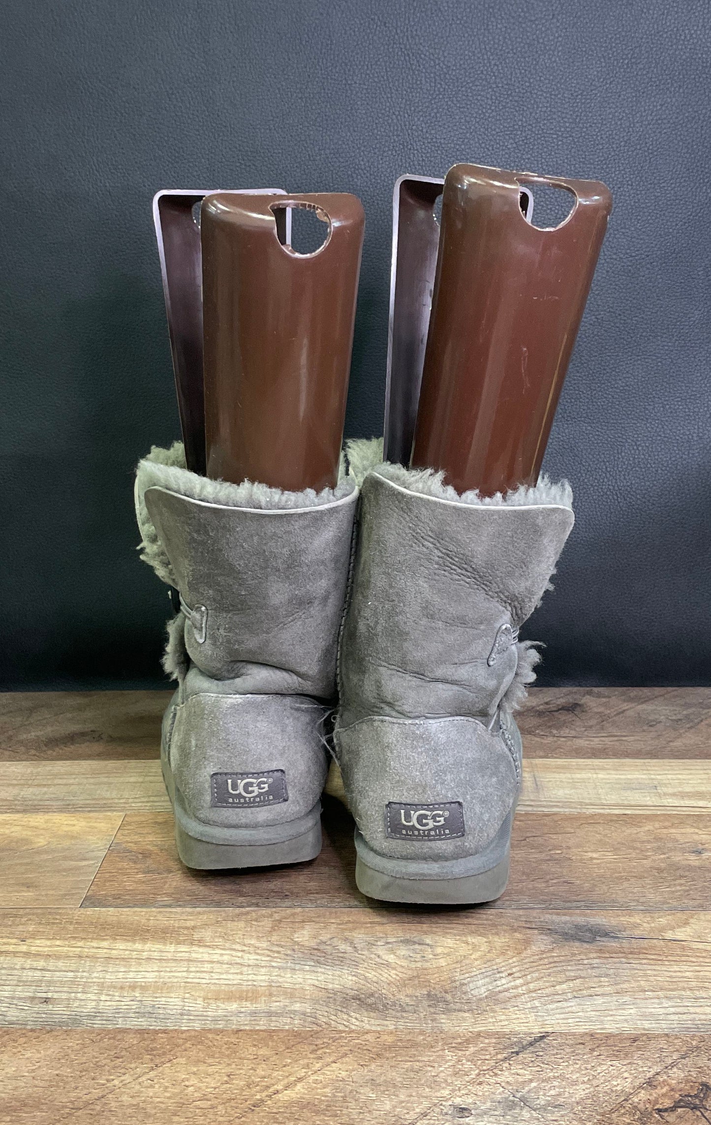 UGG Australia Bailey Button 5803 Grey Suede Sheepskin Boots Women's Size 8