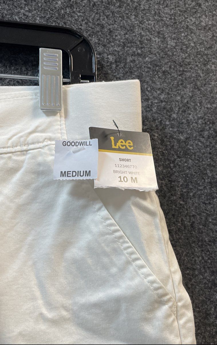 Lee Women's White Ultra Lux Comfort Mid Rise Cargo Shorts 6" Inseam Sz 10 M NWT