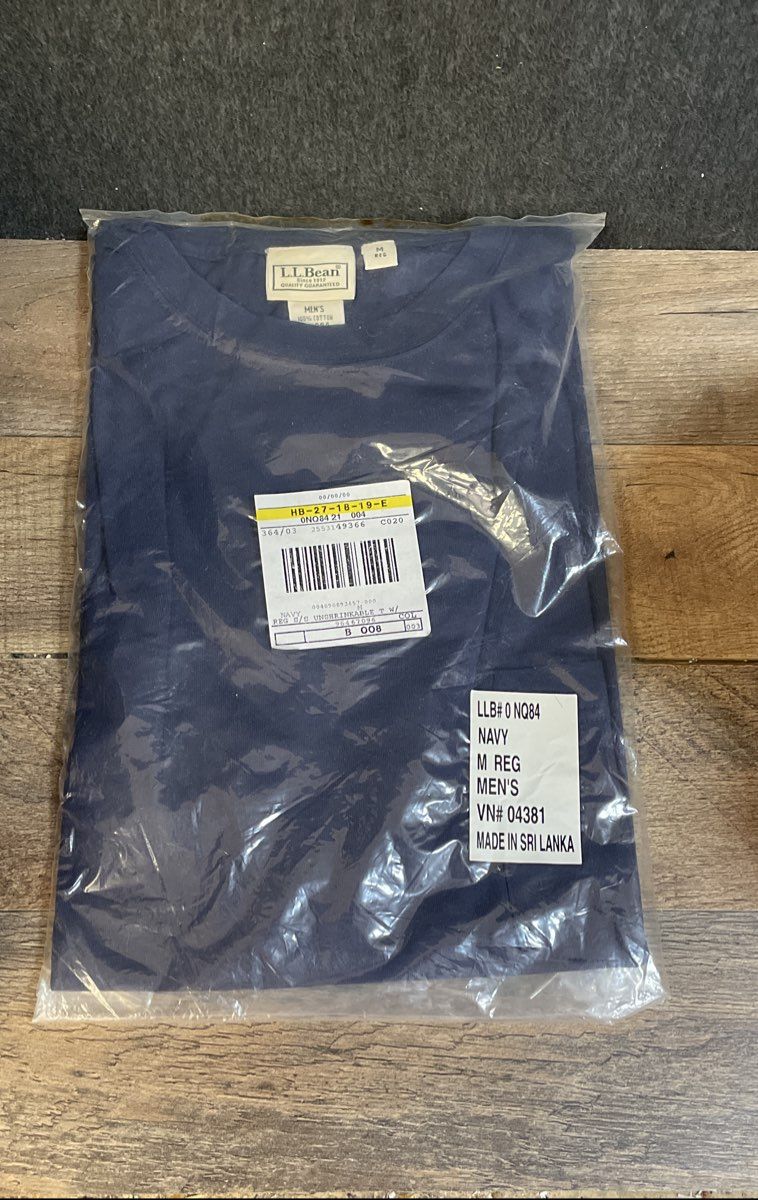 L.L. Bean Men's Carefree Unshrinkable T-Shirt Navy Blue Pocket New Sz M