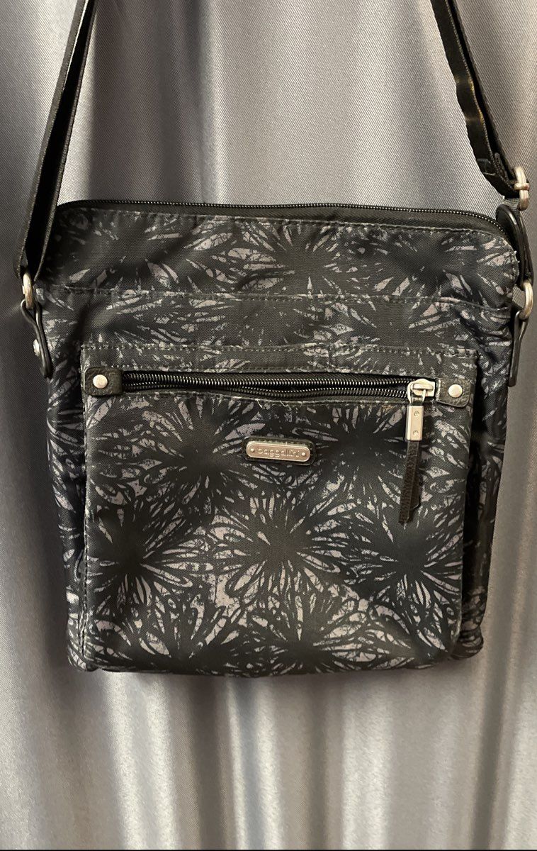 Baggallini Black Gray Patterned Nylon Crossbody Bag Small Messenger Purse Travel