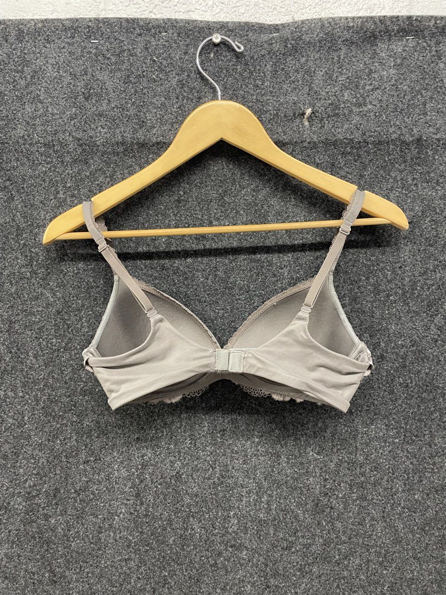 Victoria's Secret Women's Body by Victoria Grey Lace Wireless Bra Size 34C
