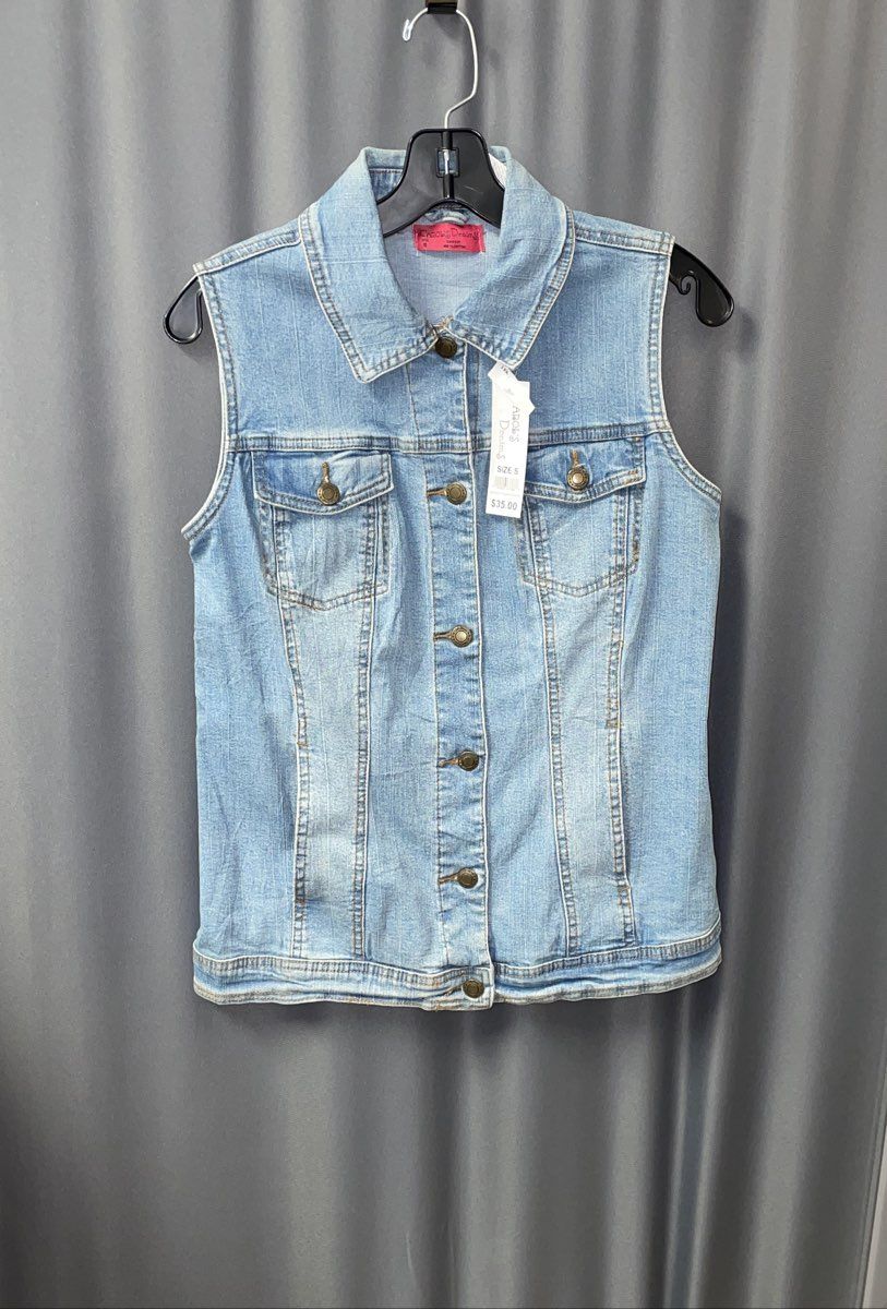 Carol's Denims Women's Blue Denim Vest Light Wash Button Front NWT Sz S