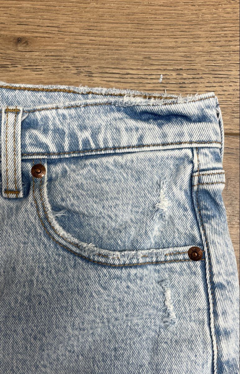 Abercrombie & Fitch Women's The Mom Short High Rise Distressed Light Wash Sz 8