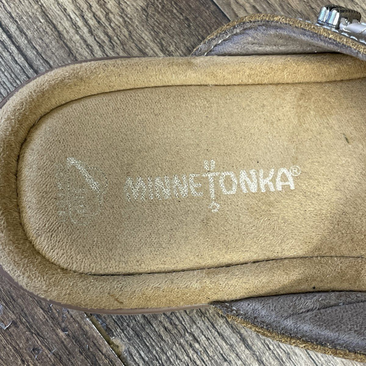 Minnetonka Silverthorne Metallic Champagne Leather Medallion Sandal Size 8M