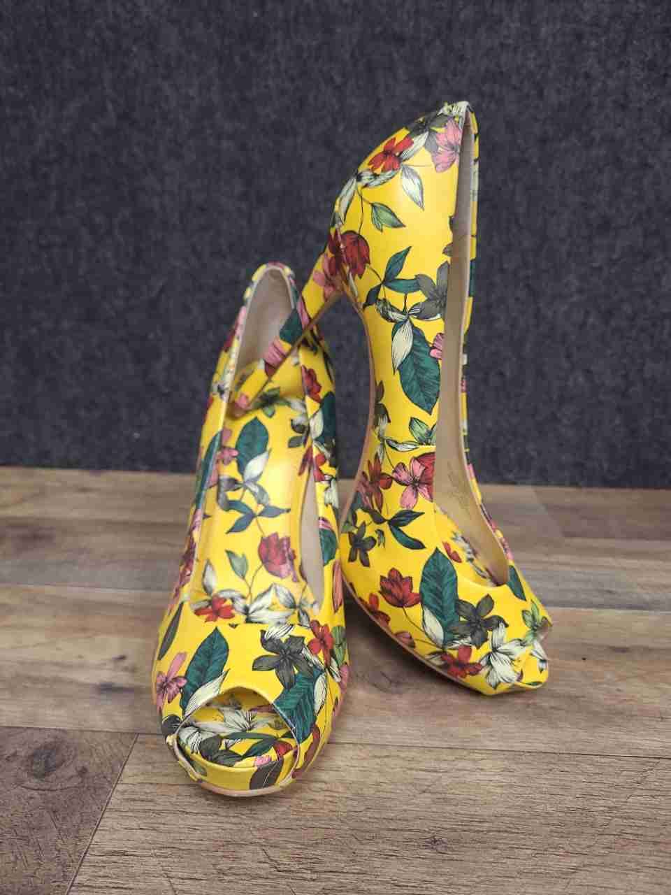 Guess Honora Yellow Floral Multi Peep Toe Platform Pumps Heels Size 10