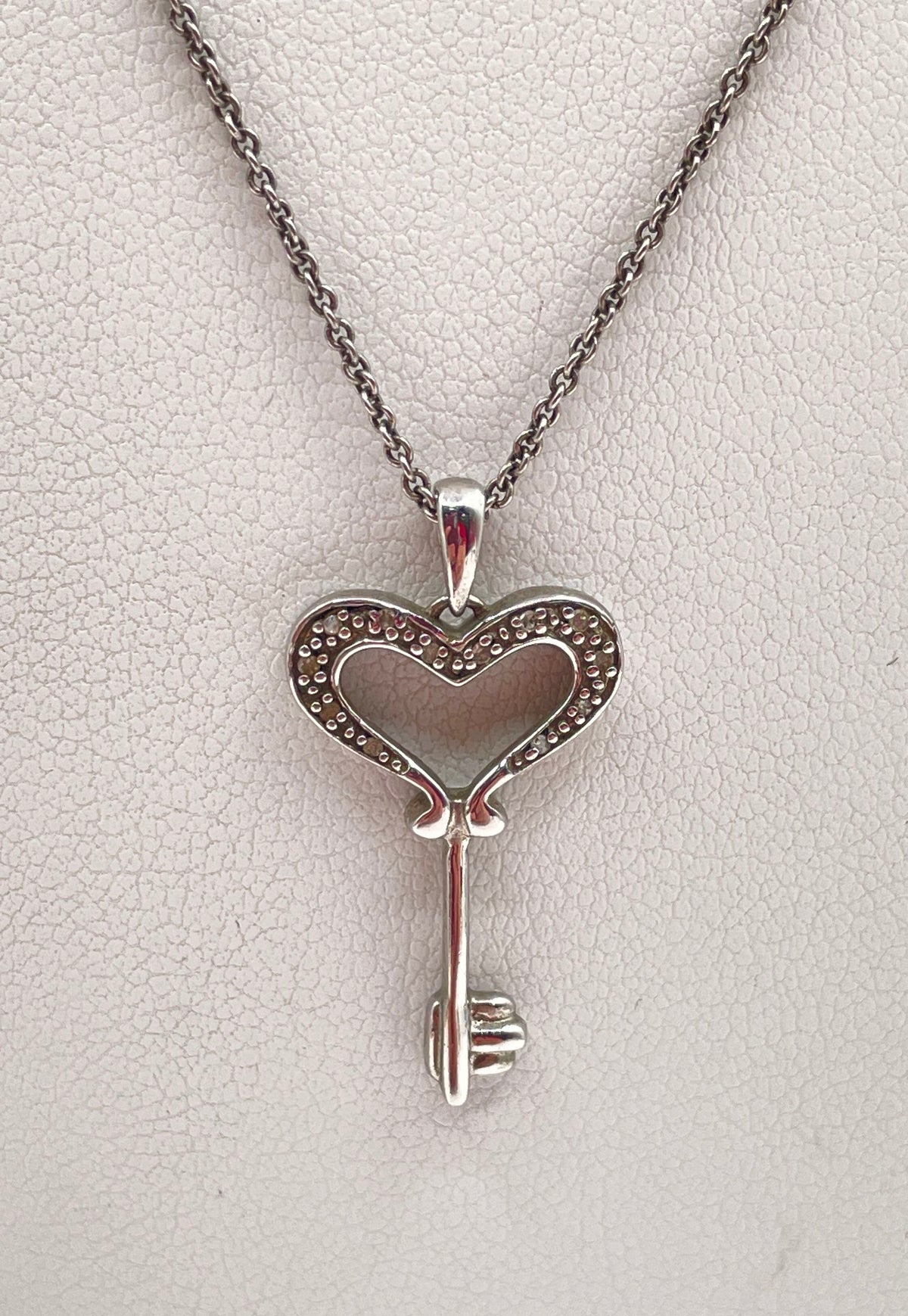 925 Sterling Silver Diamond Accent Heart Key Pendant Necklace 2.7g