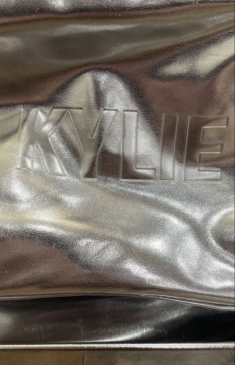 Kylie Cosmetics Silver Metallic Dripping Lips Makeup Bag Kylie Jenner