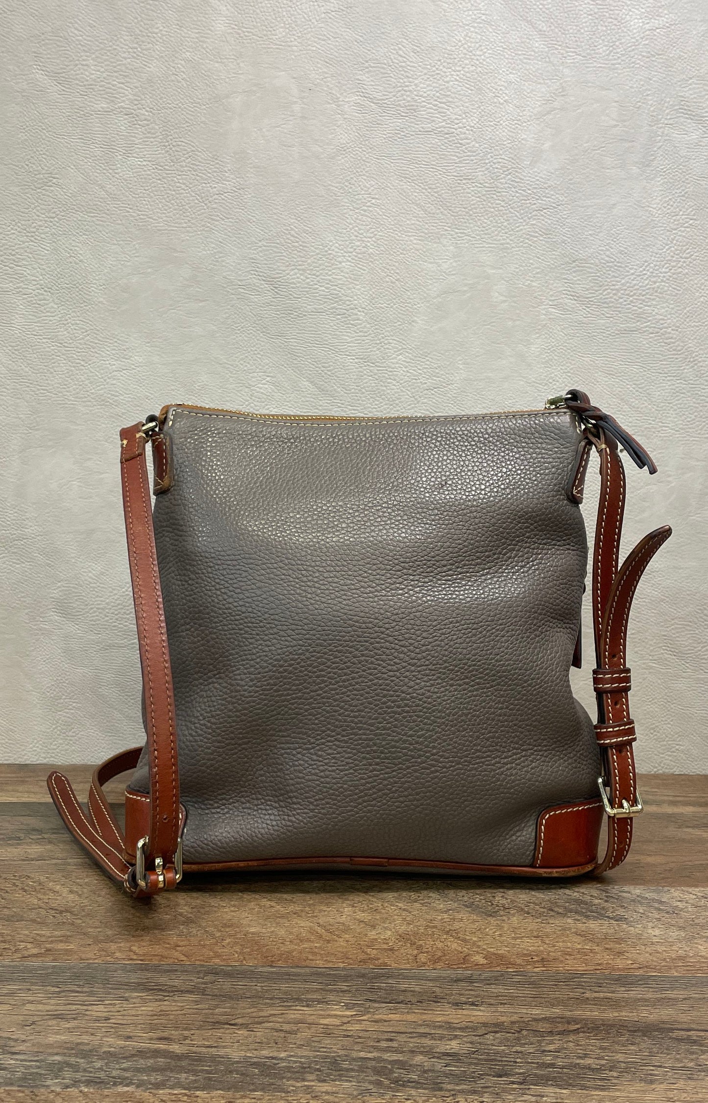 Dooney & Bourke Grey Pebbled Leather Crossbody Shoulder Bag Tan Trim Gold HW