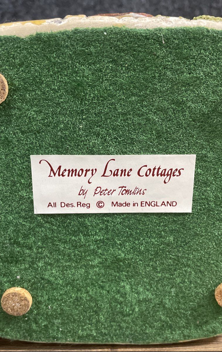 Peter Tomlins Memory Lane Cottages The Clock Tavern Miniature House Clock 1993