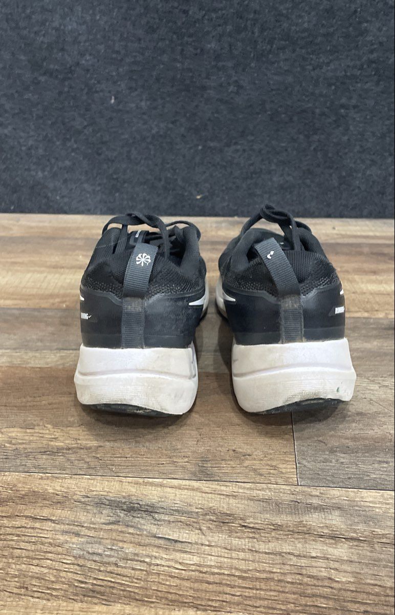 Nike Cosmic Runner Black White Youth Running Shoes Size 5.5Y