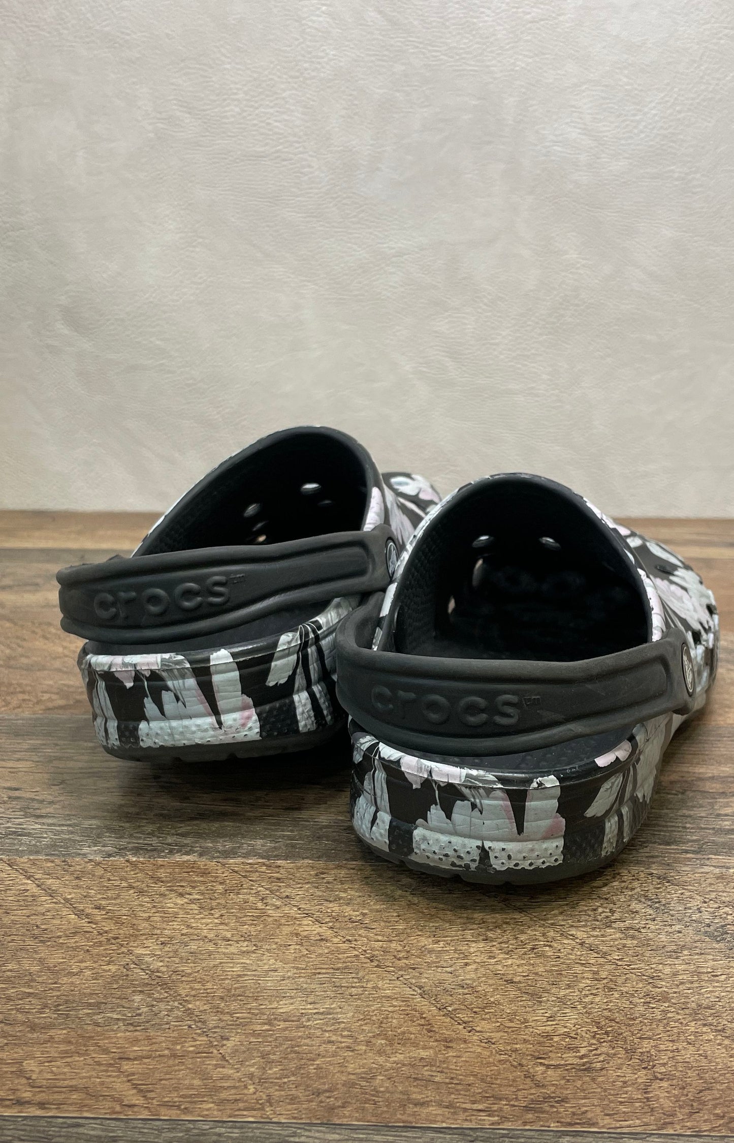 Crocs Classic Clog Black Floral Print Slip On Shoes Women's 9 Men's 8