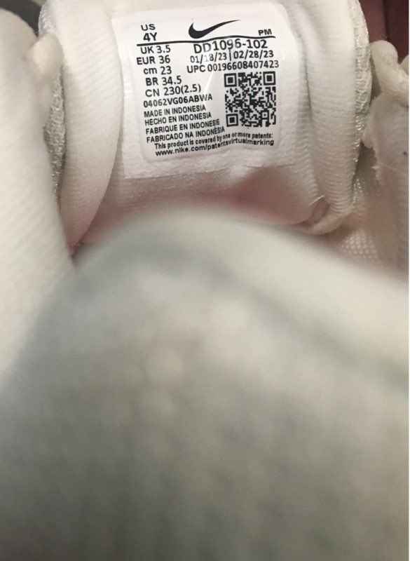 Boy's Nike Revolution 6 White Athletic Shoe Size 4