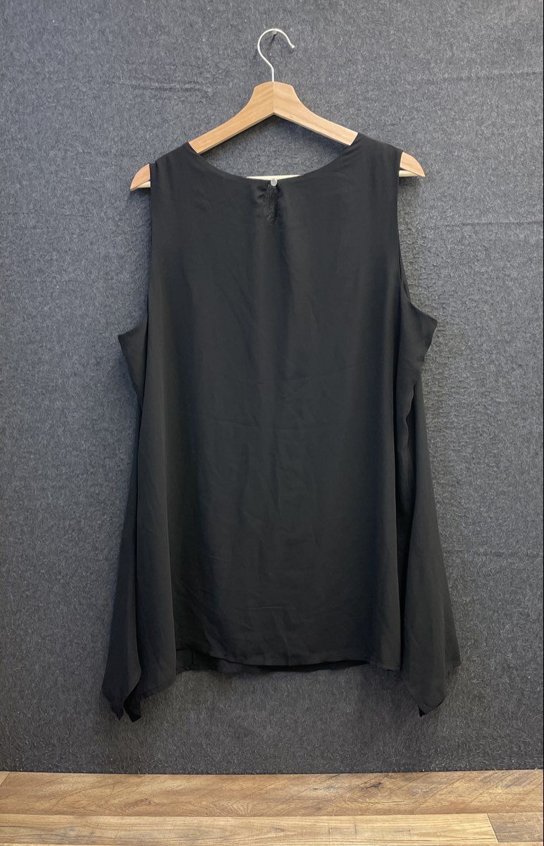 Avenue Women's Black Grommet Neck Sleeveless Sharkbite Tunic Top NWT Sz 14/16