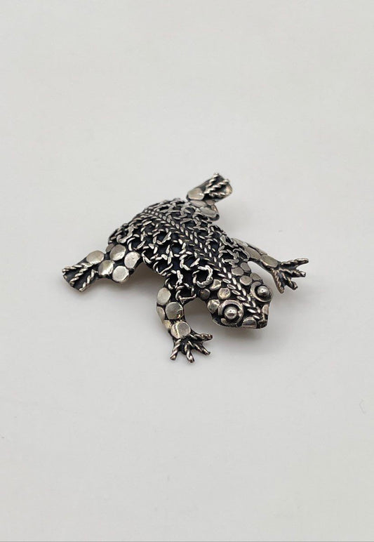 Low Grade Silver (Ag 82.01) Granulated Filigree Frog Brooch Pin 3.6g