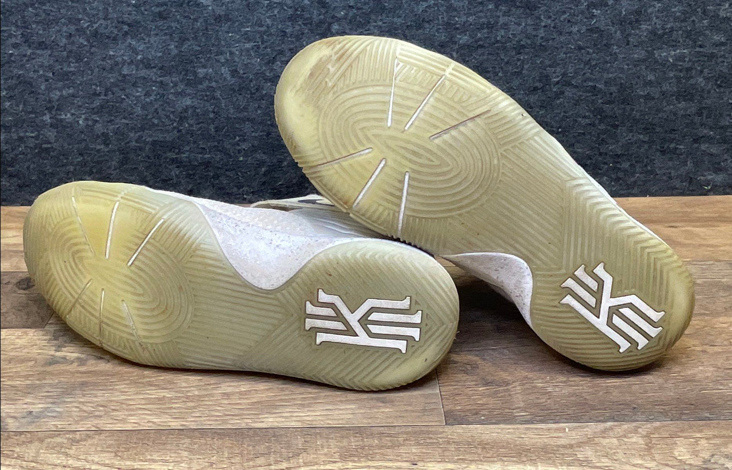 Nike Kyrie 2 Light Bone Reflect Silver Basketball Shoes Kids Size 7Y